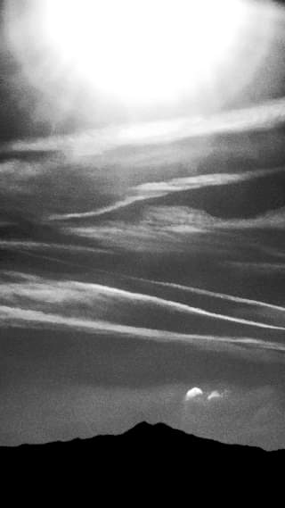 Photo en noir et blanc : le Soleil, le ciel, le Grand Arc