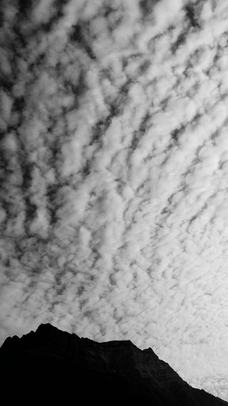Photo en noir et blanc : Ciel nuageux au dessus de l'Arclusaz