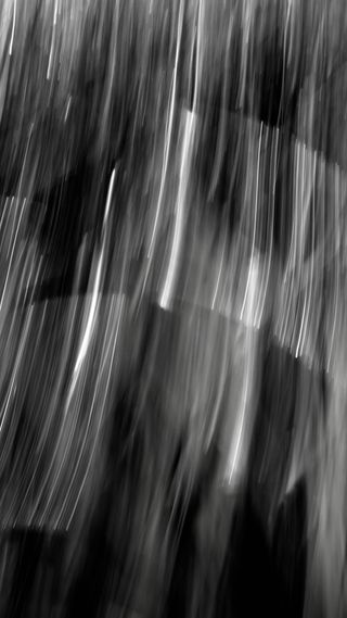 Photo en noir et blanc : des lignes de lumières vaguement verticales
